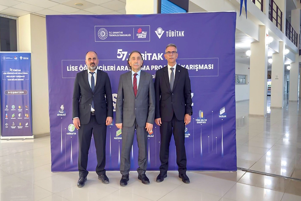 Üniversitemiz Yönetimi TÜBİTAK 2204-A Van Bölge Sergisinde Jüri Üyesi Olarak Yer Aldı