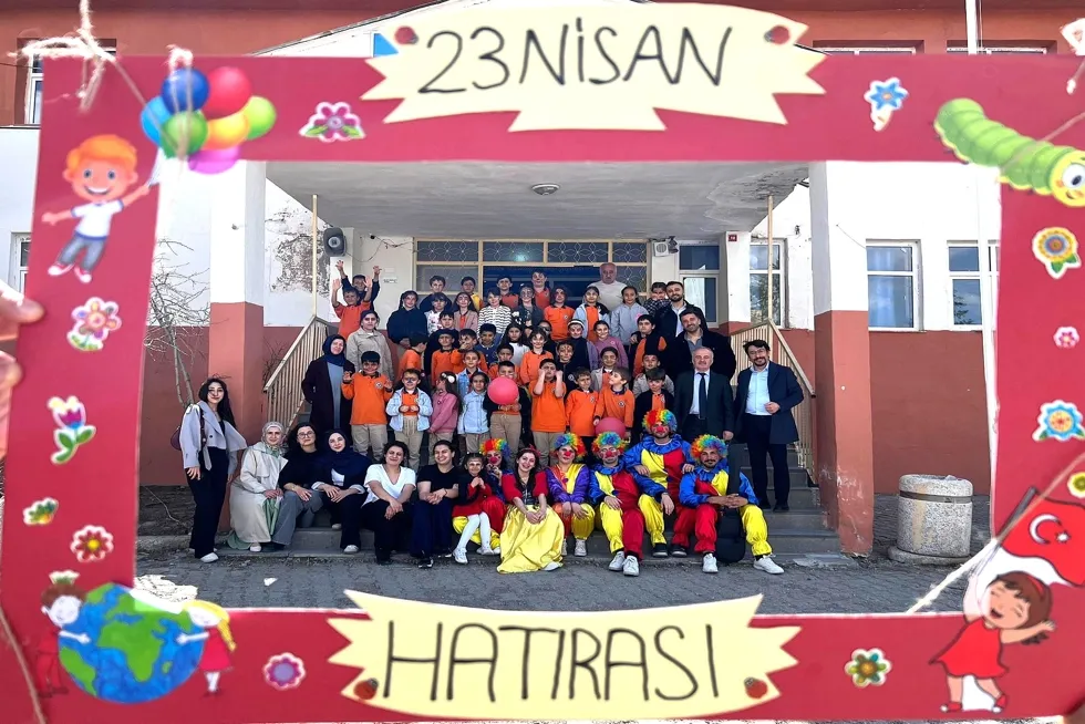 Üniversitemiz Öğreten Eller Topluluğu tarafından, 23 Nisan Ulusal Egemenlik ve Çocuk Bayramı kapsamında “Bir Dilek Tut” etkinliği düzenlendi.