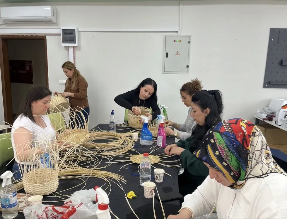 Koordinatörlüğümüz ile Hakkâri Halk Eğitim Merkezi Müdürlüğü iş birliğinde “Rattan İşler Atölyesi” eğitimi gerçekleştirildi