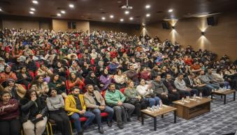 Üniversitemiz akademik ve idari personeli ile öğrencilerimizden oluşan “Hakkari İçin Söyle Topluluğu” tarafından müzik dinletisi gerçekleştirildi. - Resim 1