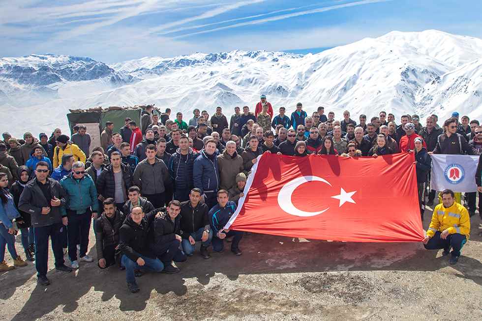 Üniversitemiz Hakkâri Dağ ve Komando Tugay Komutanlığının Düzenlediği Doğa Yürüyüşü Etkinliğine Katıldı