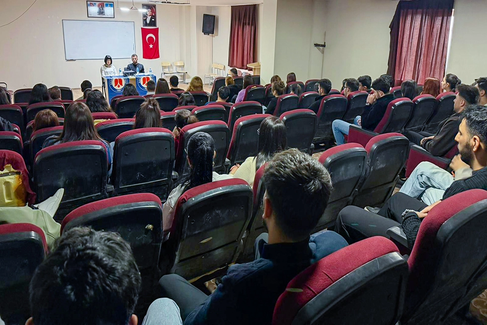 Üniversitemizde Sporun Öğrettikleri Başlıklı Seminer Düzelendi