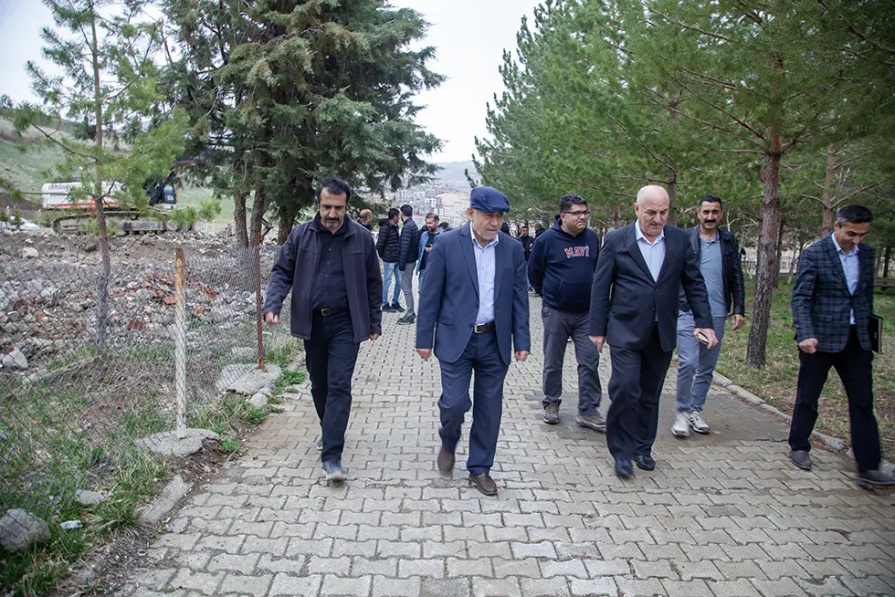Rektörümüz Meslek Yüksekokulları Hizmet Binası İnşaat Alanında İncelemelerde Bulundu