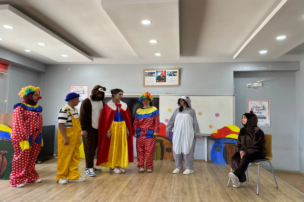 Sağlığı Geliştirme Topluluğundan Öğrencilere Tiyatro Etkinliği