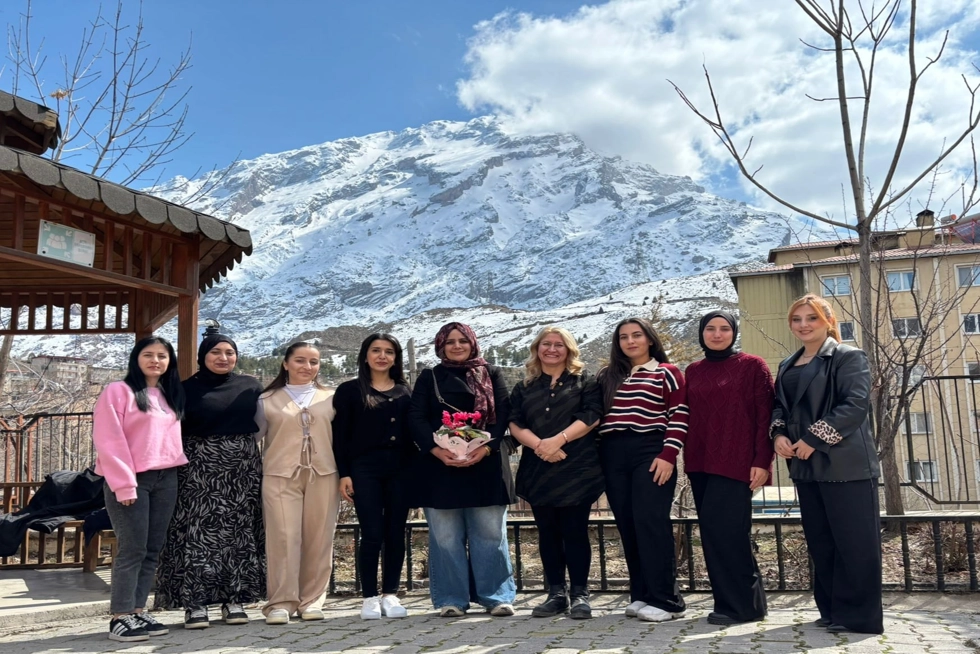 Çocuk Gelişimi Programı Öğrencilerinden Ramazan Şenlikleri: Drama ve Edebiyat Aracılığıyla Değer Eğitimi