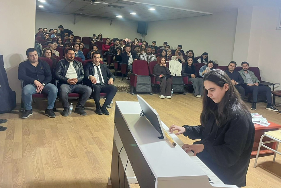 Üniversitemizde Tiyatro Gösterisi ve Piyano Dinletisi Etkinliği Düzenlendi