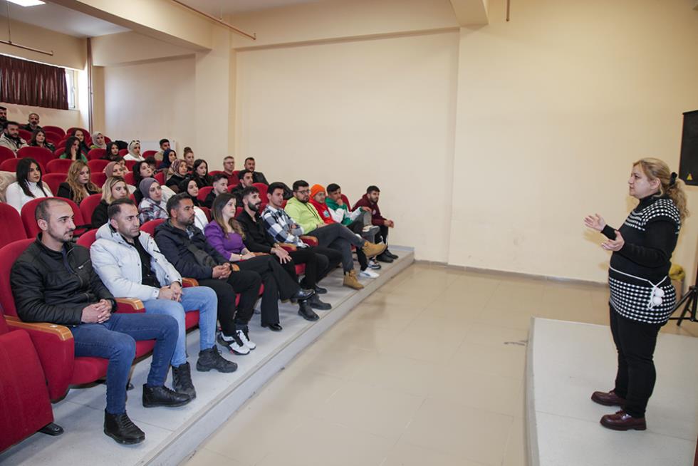 Üniversitemizde “Atıklardan Hayat Bulan Ergonomik Tasarım Eserleri” Konulu Etkinlik Düzenlendi