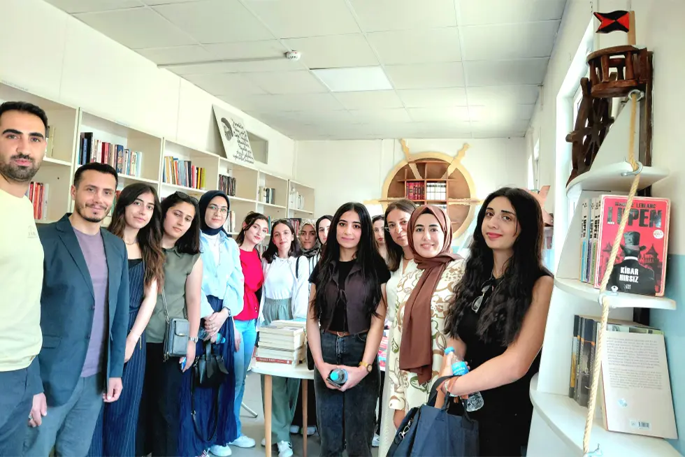 Üniversitemiz Öğrenci Topluluğundan Kitap Bağışı
