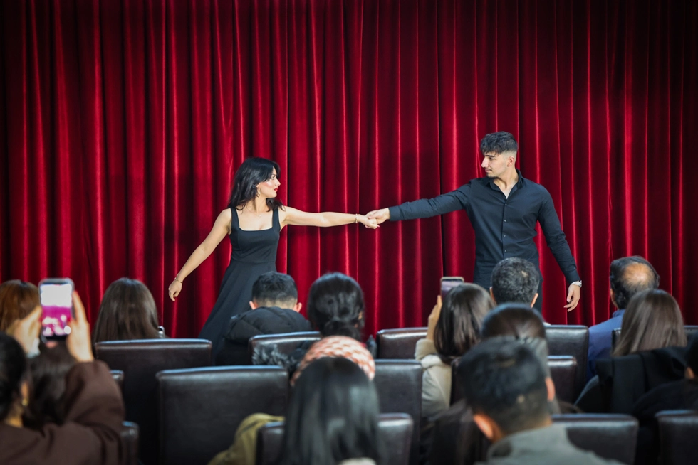 Üniversitemiz İngilizce Dil Topluluğundan Mini Resim Sergisi ve Sahne Gösterileri