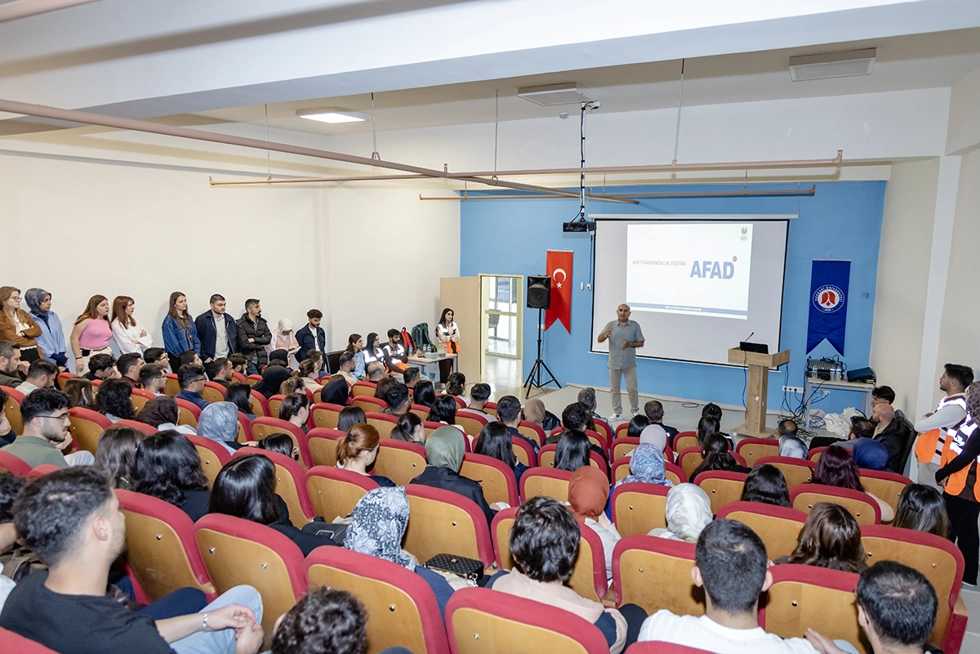 Üniversitemizde Afet Bilinci ve Temel Kurtarma Teknikleri Eğitimi Verildi
