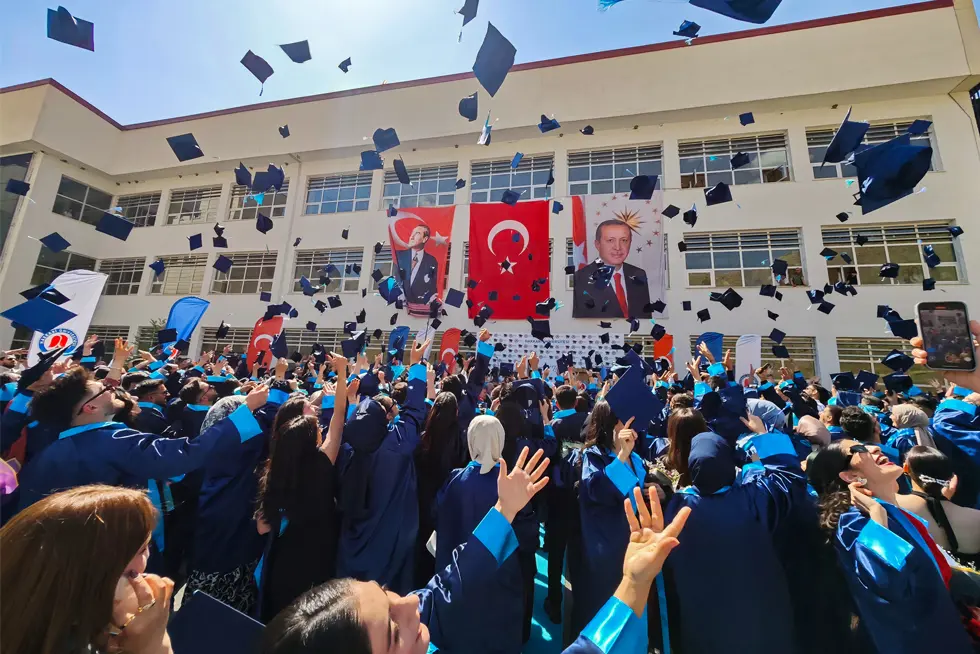 Üniversitemiz 17. Mezunlarını Coşkuyla Uğurladı
