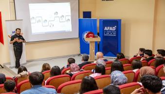 Üniversitemizde Afet Farkındalık Eğitimi ve AFAD Gönüllülük Faaliyetinin Tanıtım Sunumu Yapıldı - Resim 3